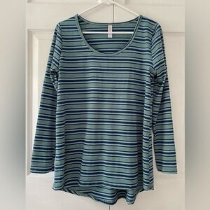 NWOT LulaRoe “Lynnae” Women’s Long Sleeve Shirt. Size M